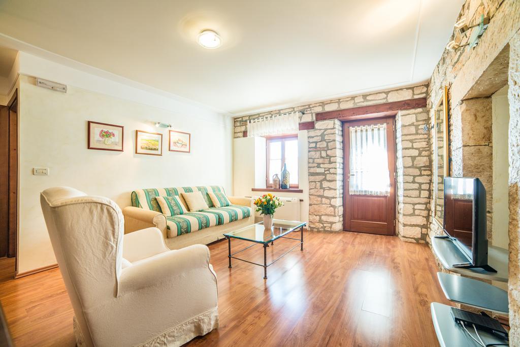 Aparthotel Katalyma 828 Kanfanar Kültér fotó